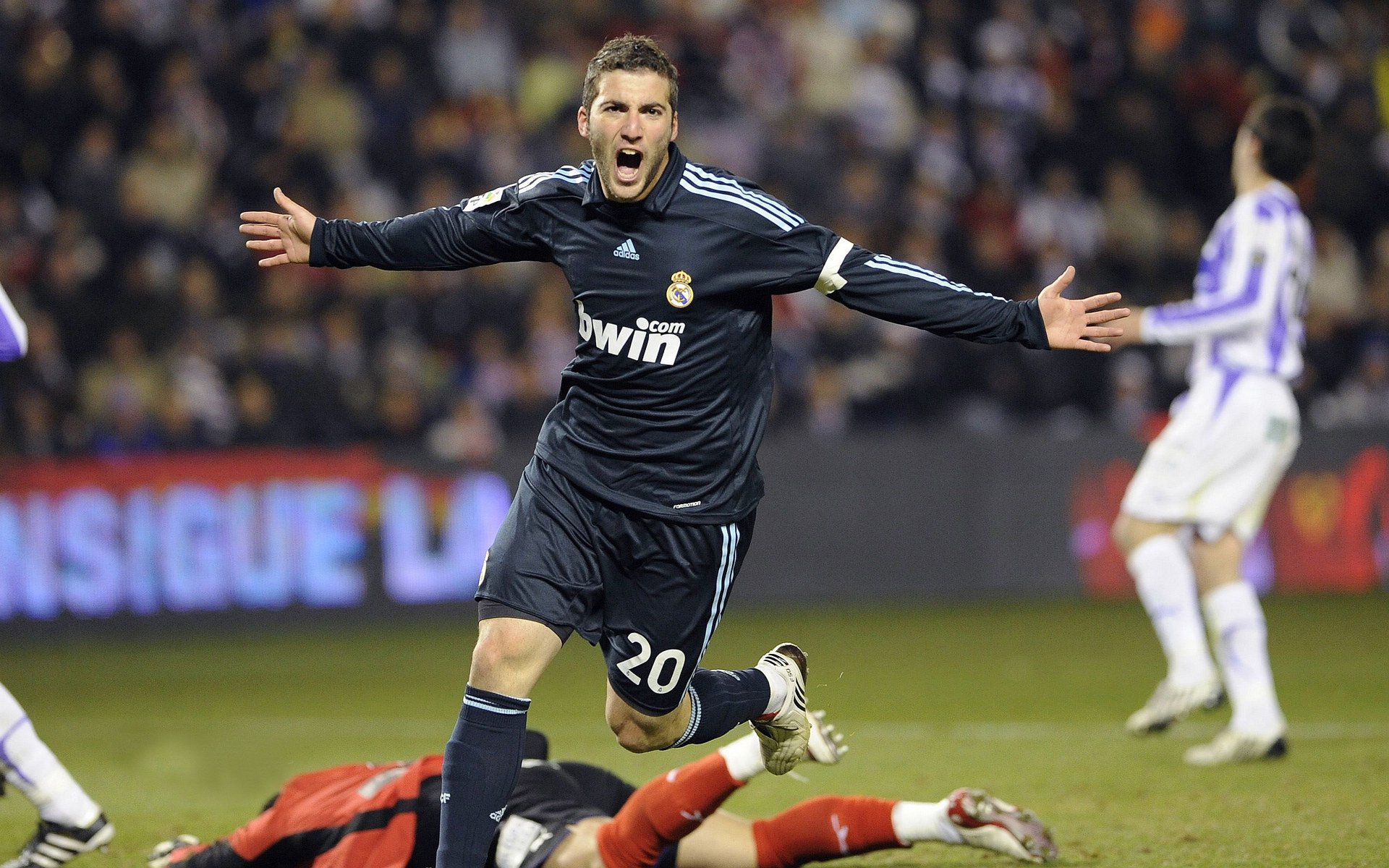 ac米兰足球队-阿隆索搞砸了！14亿豪阵哑火，姆巴佩失准，维尼修斯无门——足球巨星背后的隐秘危机